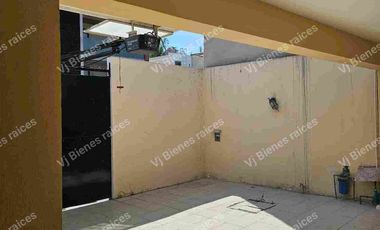 CASA  SUPER UBICADA  UNA CUADRA DE BOULEVAR EUROPA