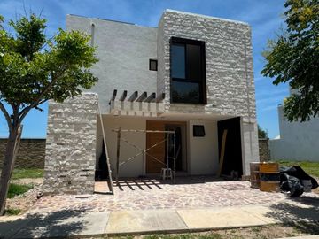 CASA EN PREVENTA MAYORCA RESIDENCIAL LEON GTO ZONA SUR. FRENTE ÁREA VERDE