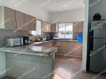 VENDO AMPLIA CASA DE UNA SOLA PLANTA EN SALINAS