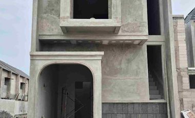 Dijual Rumah 2 lantai modern American Classic style di Gununganyar Surabaya Timur dekat UPN Merr harga 700 jutaan free semua biaya2.