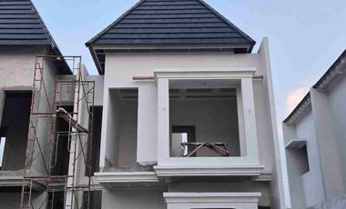 Dijual Rumah 2 lantai modern American Classic style di Gununganyar Surabaya Timur dekat UPN Merr harga 700 jutaan free semua biaya2.