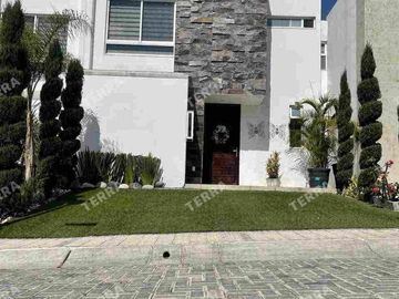 HERMOSA CASA EN RENTA TOTALMENTE AMUEBLADA Y EQUIPADA LOMAS DE ANGELÓPOLIS 3 PUEBLA 5 recámaras