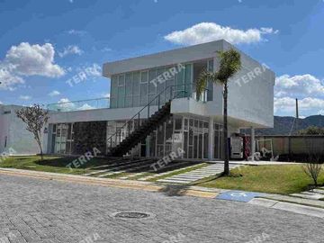 HERMOSA CASA EN RENTA TOTALMENTE AMUEBLADA Y EQUIPADA LOMAS DE ANGELÓPOLIS 3 PUEBLA 5 recámaras