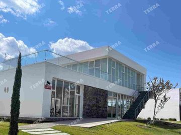 HERMOSA CASA EN RENTA TOTALMENTE AMUEBLADA Y EQUIPADA LOMAS DE ANGELÓPOLIS 3 PUEBLA 5 recámaras