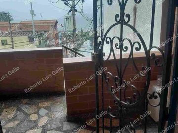Vendo casa 2o. piso con garaje en manrique oriental cerca al parque Gaitán