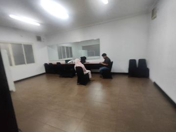 Bangunan Ex Showroom Mobil Tengah kota