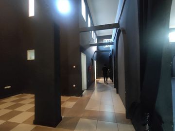 Bangunan Ex Showroom Mobil Tengah kota