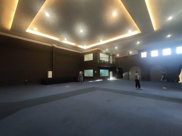 Bangunan Ex Showroom Mobil Tengah kota