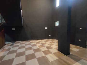 Bangunan Ex Showroom Mobil Tengah kota
