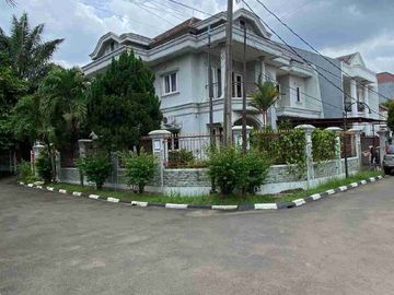 Dijual rumah mewah hook di taman laguna cibubur lokasi strategis dekat mall transmart cibubur dan Tol Cimanggis