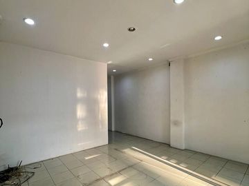 Ruko 3 Lantai Di Central Park Mulyosari Area Komersil Kondisi Bersih Dan Bagus