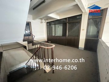 4.5-story commercial building, 36.4 sq.wah, located in Sithiroj Community, Soi Phaholyothin 82, Phaholyothin Road, Vibhavadi-Rangsit Road, Lam Luk Ka,