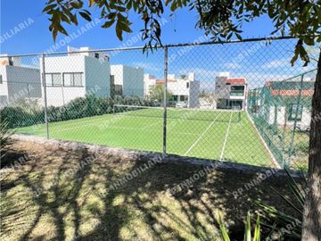 CASA TRES RECÁMARAS CON AMPLIOS ESPACIOS EN EXCELENTE UBICACIÓN EN EL CONDOMINIO