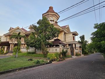 Rumah 2 Lantai Bagus Classic Furnished SHM di Araya 1