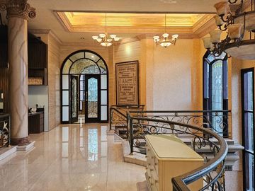 Rumah 2 Lantai Bagus Classic Furnished SHM di Araya 1