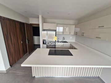 Se VENDE Departamento equipado listo para mudarse, ubicado en Ceiba Residencial, acceso controlado y área común con alberca