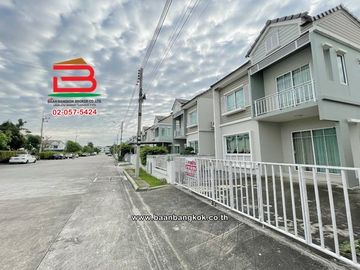 บ้านแฝด เนื้อที่ 35.8 ตร.ว. เดอะ วิลเลจ รังสิต-วงแหวน The Village Rangsit-Wongwaen ถนนรังสิต-นครนายก ตำบลลาดสวาย อำเภอลำลูกกา ปทุมธานี