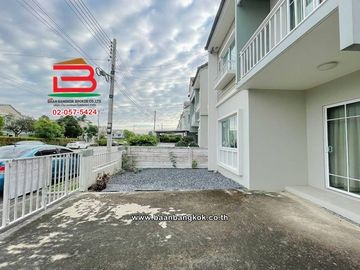 บ้านแฝด เนื้อที่ 35.8 ตร.ว. เดอะ วิลเลจ รังสิต-วงแหวน The Village Rangsit-Wongwaen ถนนรังสิต-นครนายก ตำบลลาดสวาย อำเภอลำลูกกา ปทุมธานี