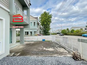 บ้านแฝด เนื้อที่ 35.8 ตร.ว. เดอะ วิลเลจ รังสิต-วงแหวน The Village Rangsit-Wongwaen ถนนรังสิต-นครนายก ตำบลลาดสวาย อำเภอลำลูกกา ปทุมธานี
