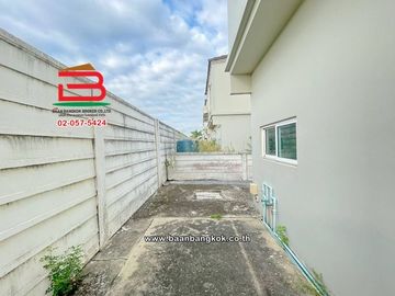 บ้านแฝด เนื้อที่ 35.8 ตร.ว. เดอะ วิลเลจ รังสิต-วงแหวน The Village Rangsit-Wongwaen ถนนรังสิต-นครนายก ตำบลลาดสวาย อำเภอลำลูกกา ปทุมธานี