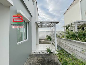 บ้านแฝด เนื้อที่ 35.8 ตร.ว. เดอะ วิลเลจ รังสิต-วงแหวน The Village Rangsit-Wongwaen ถนนรังสิต-นครนายก ตำบลลาดสวาย อำเภอลำลูกกา ปทุมธานี
