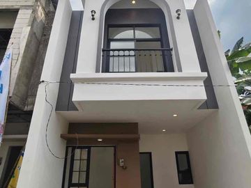rumah baru 2lt strategis 800jt an depan RS di Mayjend Surabaya
