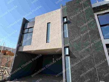 Residencia de 4 habitaciones, una de ellas en planta baja en fraccionamiento cerrado con amenidades como gimnasio, área infantil, terraza, sala para eventos, casa con roof garden.