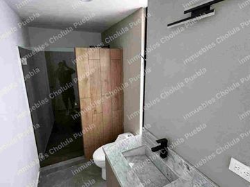 Residencia de 4 habitaciones, una de ellas en planta baja en fraccionamiento cerrado con amenidades como gimnasio, área infantil, terraza, sala para eventos, casa con roof garden.