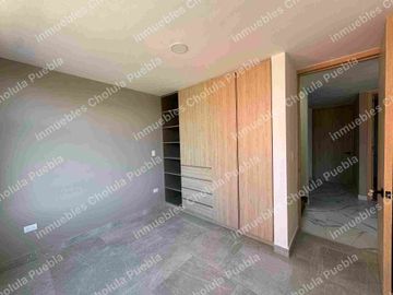 Residencia de 4 habitaciones, una de ellas en planta baja en fraccionamiento cerrado con amenidades como gimnasio, área infantil, terraza, sala para eventos, casa con roof garden.