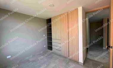 Residencia de 4 habitaciones, una de ellas en planta baja en fraccionamiento cerrado con amenidades como gimnasio, área infantil, terraza, sala para eventos, casa con roof garden.