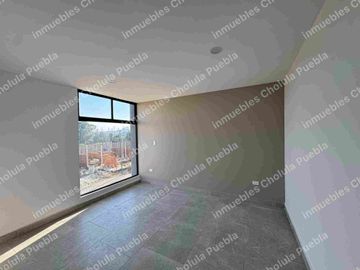 Residencia de 4 habitaciones, una de ellas en planta baja en fraccionamiento cerrado con amenidades como gimnasio, área infantil, terraza, sala para eventos, casa con roof garden.