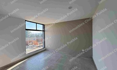 Residencia de 4 habitaciones, una de ellas en planta baja en fraccionamiento cerrado con amenidades como gimnasio, área infantil, terraza, sala para eventos, casa con roof garden.