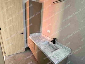 Residencia de 4 habitaciones, una de ellas en planta baja en fraccionamiento cerrado con amenidades como gimnasio, área infantil, terraza, sala para eventos, casa con roof garden.