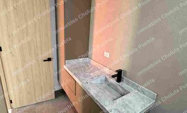 Residencia de 4 habitaciones, una de ellas en planta baja en fraccionamiento cerrado con amenidades como gimnasio, área infantil, terraza, sala para eventos, casa con roof garden.