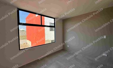 Residencia de 4 habitaciones, una de ellas en planta baja en fraccionamiento cerrado con amenidades como gimnasio, área infantil, terraza, sala para eventos, casa con roof garden.