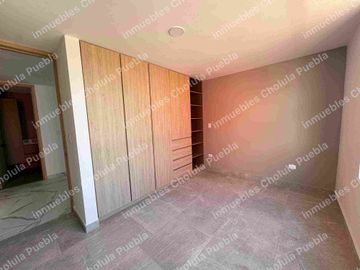 Residencia de 4 habitaciones, una de ellas en planta baja en fraccionamiento cerrado con amenidades como gimnasio, área infantil, terraza, sala para eventos, casa con roof garden.