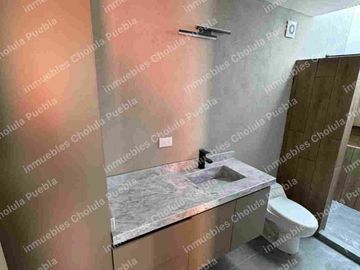 Residencia de 4 habitaciones, una de ellas en planta baja en fraccionamiento cerrado con amenidades como gimnasio, área infantil, terraza, sala para eventos, casa con roof garden.