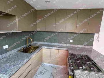 Residencia de 4 habitaciones, una de ellas en planta baja en fraccionamiento cerrado con amenidades como gimnasio, área infantil, terraza, sala para eventos, casa con roof garden.