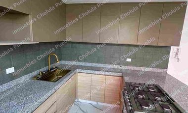 Residencia de 4 habitaciones, una de ellas en planta baja en fraccionamiento cerrado con amenidades como gimnasio, área infantil, terraza, sala para eventos, casa con roof garden.