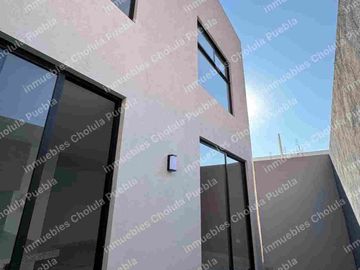 Residencia de 4 habitaciones, una de ellas en planta baja en fraccionamiento cerrado con amenidades como gimnasio, área infantil, terraza, sala para eventos, casa con roof garden.
