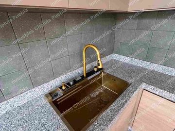 Residencia de 4 habitaciones, una de ellas en planta baja en fraccionamiento cerrado con amenidades como gimnasio, área infantil, terraza, sala para eventos, casa con roof garden.