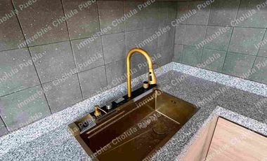Residencia de 4 habitaciones, una de ellas en planta baja en fraccionamiento cerrado con amenidades como gimnasio, área infantil, terraza, sala para eventos, casa con roof garden.