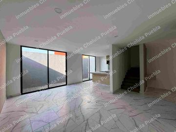 Residencia de 4 habitaciones, una de ellas en planta baja en fraccionamiento cerrado con amenidades como gimnasio, área infantil, terraza, sala para eventos, casa con roof garden.