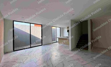 Residencia de 4 habitaciones, una de ellas en planta baja en fraccionamiento cerrado con amenidades como gimnasio, área infantil, terraza, sala para eventos, casa con roof garden.