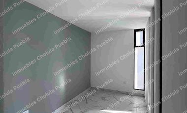 Residencia de 4 habitaciones, una de ellas en planta baja en fraccionamiento cerrado con amenidades como gimnasio, área infantil, terraza, sala para eventos, casa con roof garden.