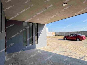 Residencia de 4 habitaciones, una de ellas en planta baja en fraccionamiento cerrado con amenidades como gimnasio, área infantil, terraza, sala para eventos, casa con roof garden.