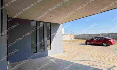 Residencia de 4 habitaciones, una de ellas en planta baja en fraccionamiento cerrado con amenidades como gimnasio, área infantil, terraza, sala para eventos, casa con roof garden.