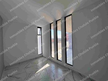 Residencia de 4 habitaciones, una de ellas en planta baja en fraccionamiento cerrado con amenidades como gimnasio, área infantil, terraza, sala para eventos, casa con roof garden.