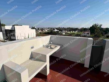 Residencia de 4 habitaciones, una de ellas en planta baja en fraccionamiento cerrado con amenidades como gimnasio, área infantil, terraza, sala para eventos, casa con roof garden.