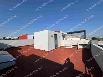 Residencia de 4 habitaciones, una de ellas en planta baja en fraccionamiento cerrado con amenidades como gimnasio, área infantil, terraza, sala para eventos, casa con roof garden.